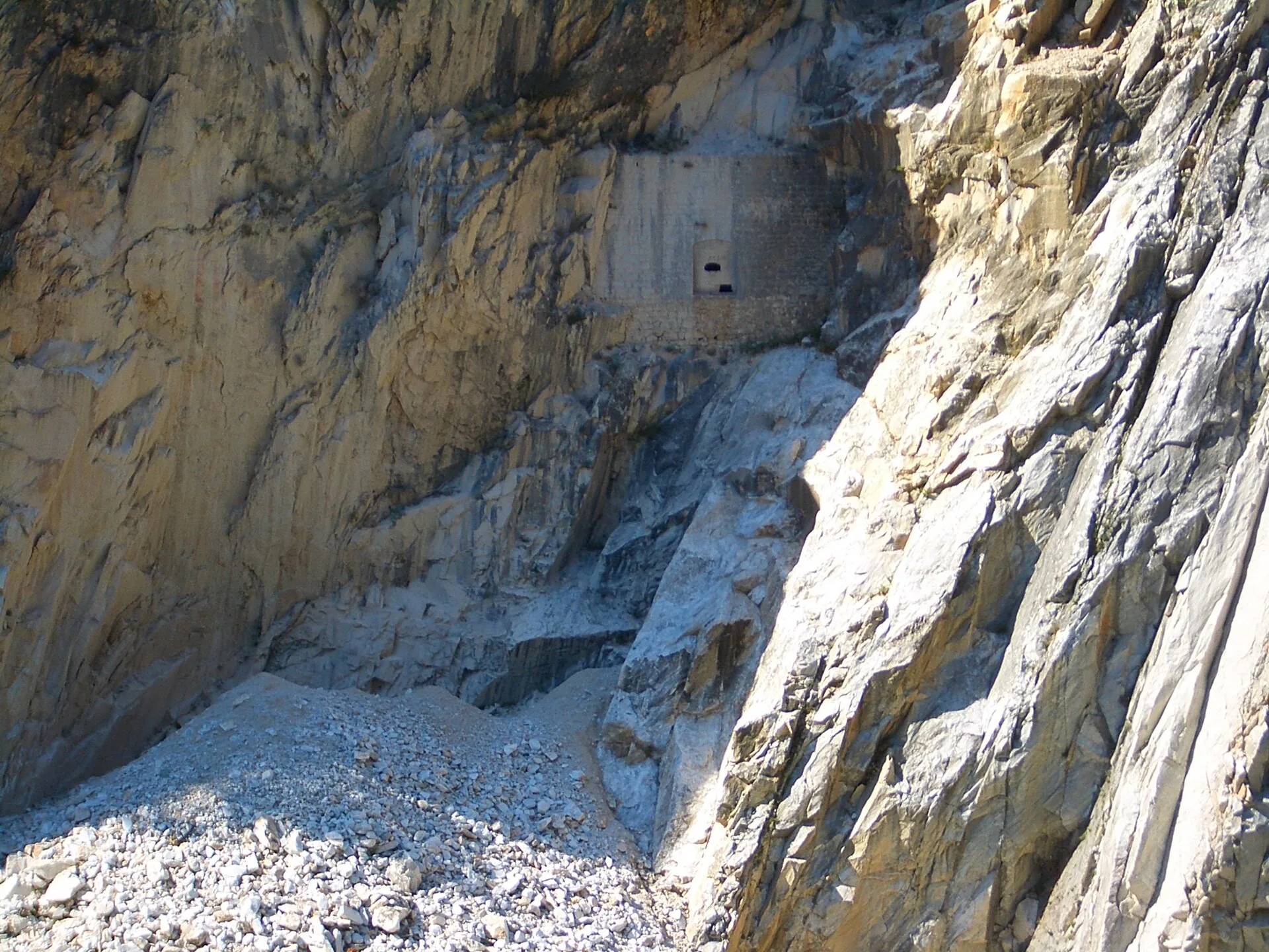 Cave di marmo delle Alpi Apuane vicino a Carrara, all'origine della storia di Forte dei Marmi