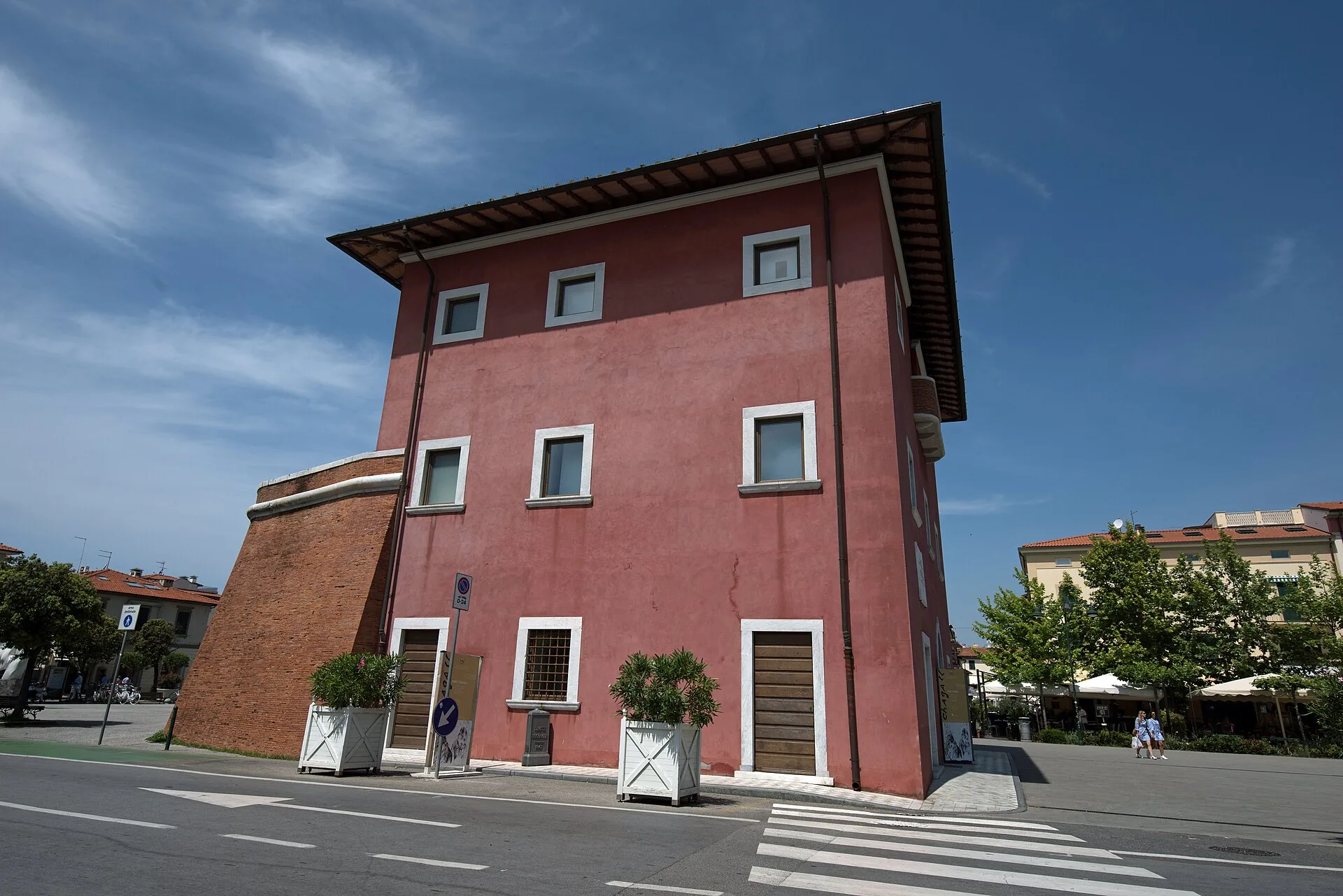 Il Fortino, la storica fortificazione color mattone nel centro di Forte dei Marmi