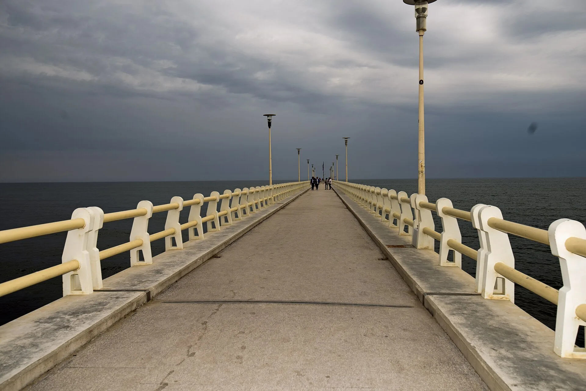 Il pontile di Forte dei Marmi visto in prospettiva verso il mare